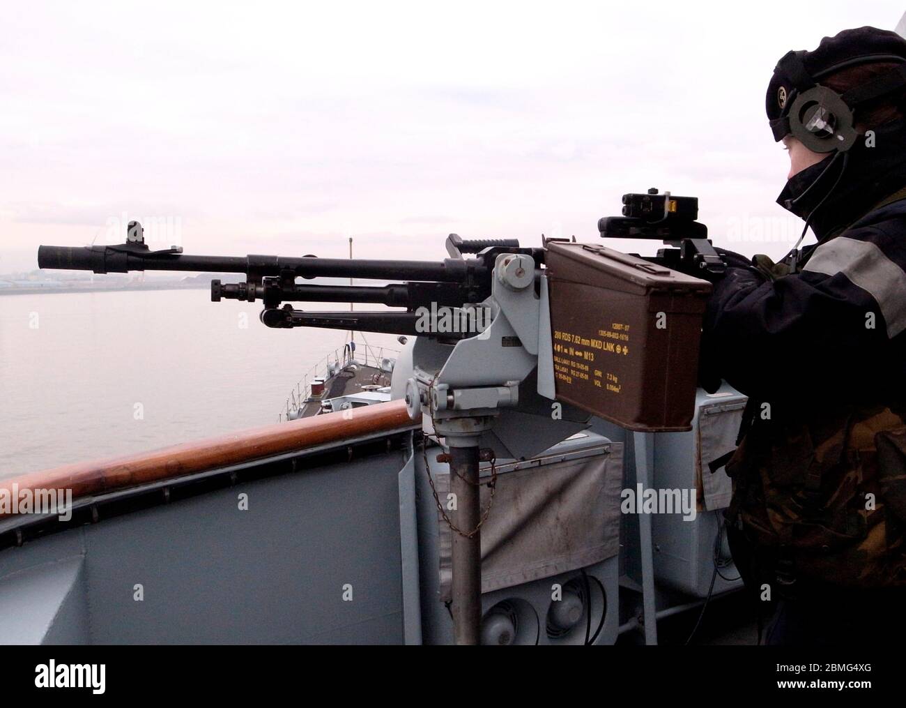AJAXNETPHOTO. 29 FEB, 2012. LIVERPOOL, ENGLAND. - HMS LIVERPOOL. GLASGOW TO LIVERPOOL PASSAGE - SAILOR MANS ONE OF THE WARSHIP'S GENERAL PURPOSE 7.62MM MACHINE GUNS MOUNTED ON THE BRIDGE WING OF TYPE 45 DESTROYER AS IT ENTERS MERSEY RIVER ON ROUTE TO CRUISE TERMINAL. PHOTO: JONATHAN EASTLAND/AJAX REF: GR122902 3338 Stock Photo