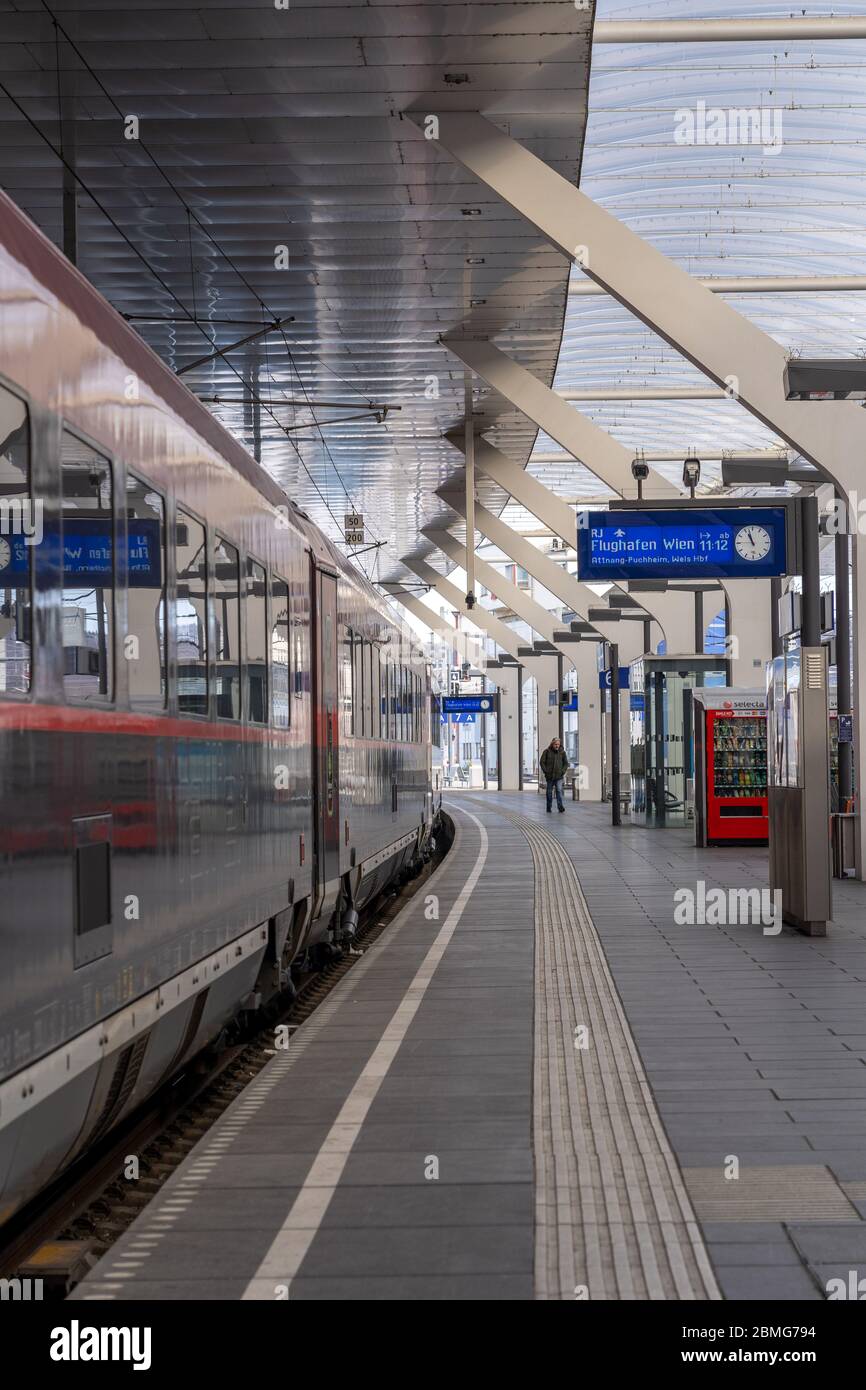Feb 6, 2020 - Salzburg, Austria: Railjet train to Wien Vienna airport on  the platform at railway station Stock Photo - Alamy