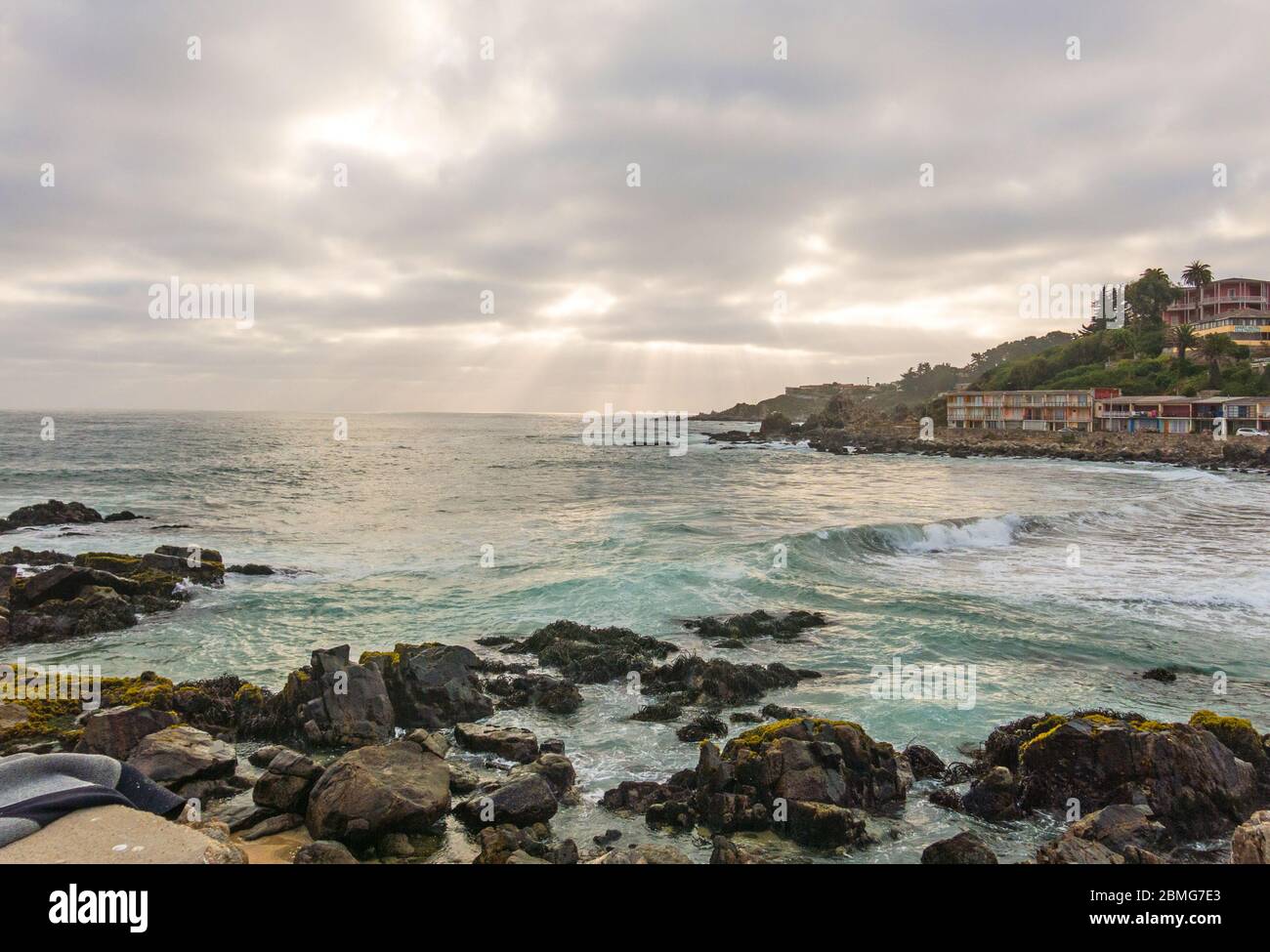 General image of the Pacific Ocean coast, from the tourist town of Las  Cruces, on the Chilean coast. Chile Stock Photo - Alamy