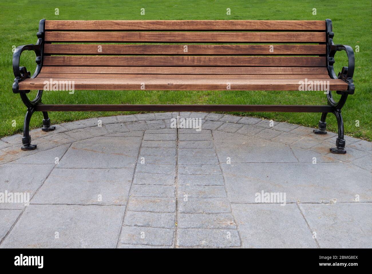 Classic metal bench garden hi-res stock photography and images - Alamy