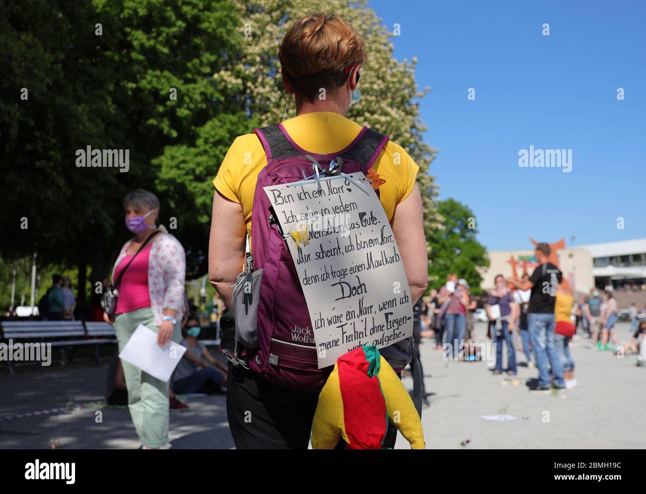 Hanover, Deutschland. 09th May, 2020. firo: 09.05.2020, Germany, Lower Saxony, leisure, tourism, recreation area, relaxation of the shutdown due to CORONA, COVID-19, demo, demonstration, protest action against the erosion of basic rights, woman with poster, I am a fool | usage worldwide Credit: dpa/Alamy Live News Stock Photo
