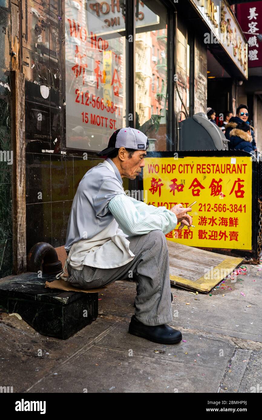 China smoking cigarette hi-res stock photography and images - Page 4