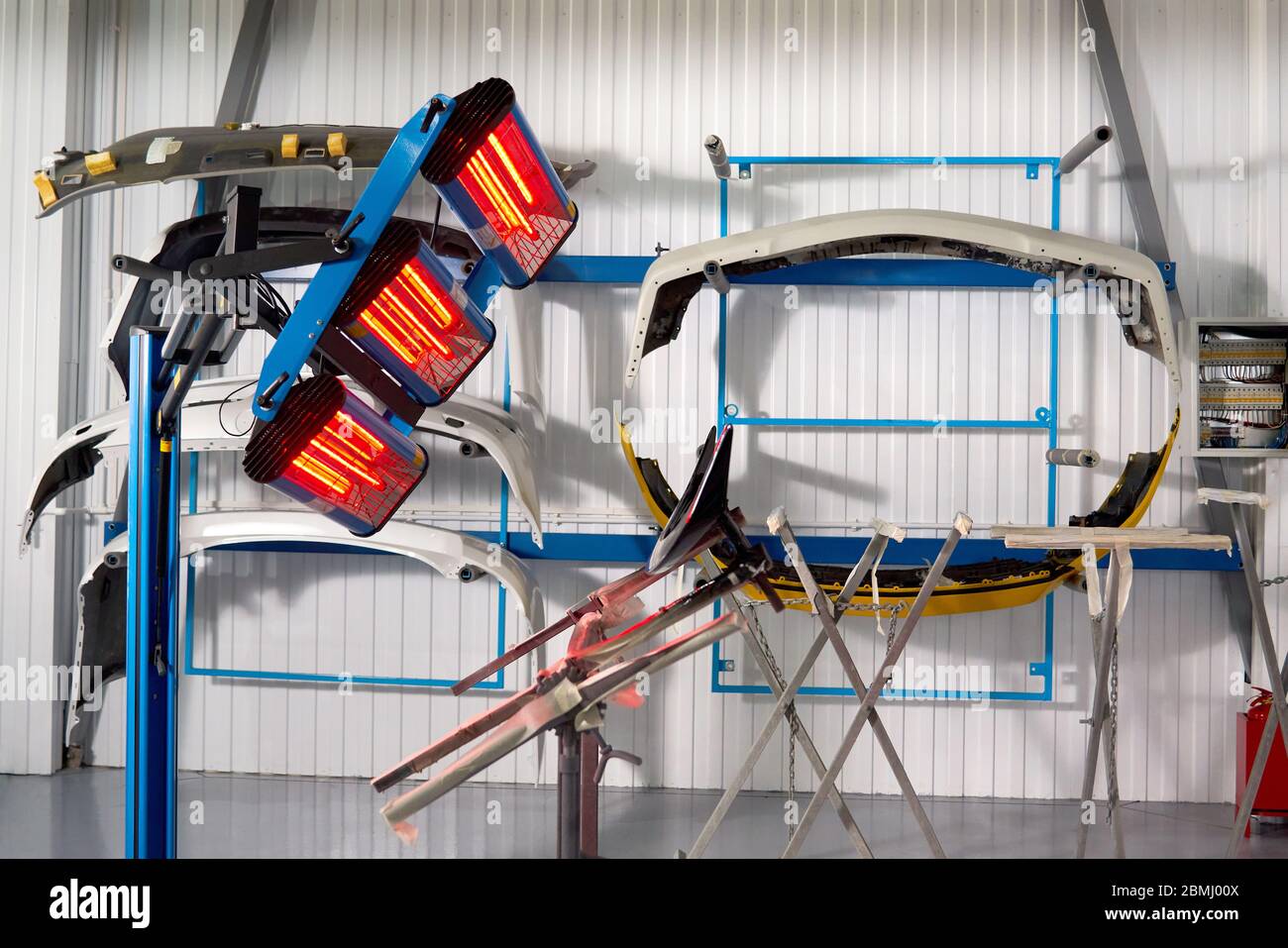 Painting and drying under lamps in professional box of car body parts