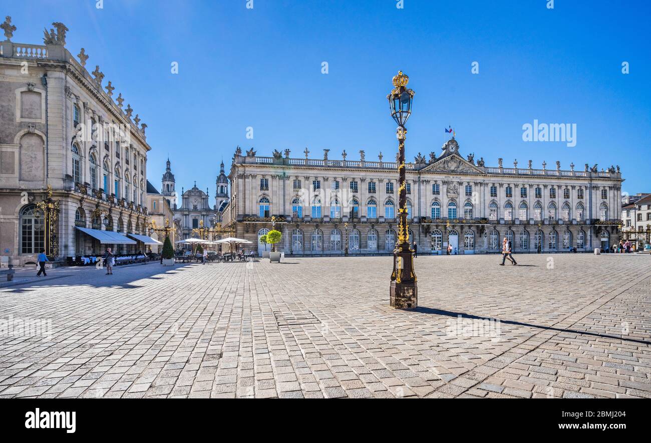 wrought iron gilded lantern on Place Stanislas with view of the Hotel de Ville (City Hall) and Nancy Cathedral, the 18th century grand square in the c Stock Photo