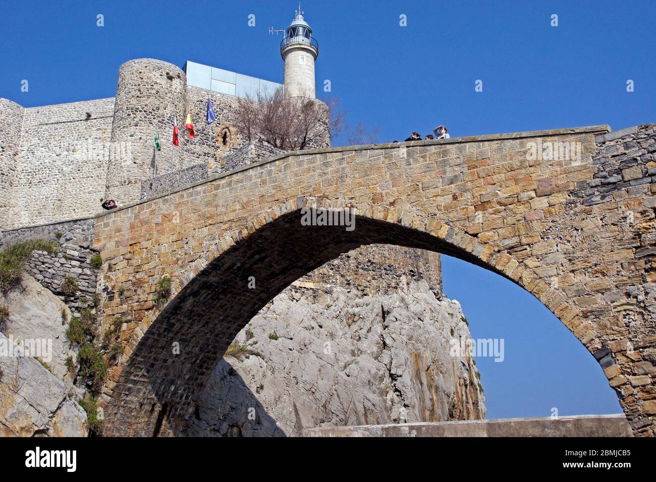Castillo faro de Santa Ana y puente medieval. Castro Urdiales. Cantabria. España Stock Photo