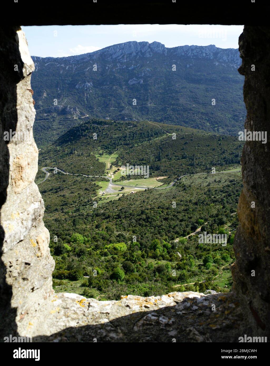 Vistas desde una ventana del Castillo de Peyrepertuse. Francia. Stock Photo