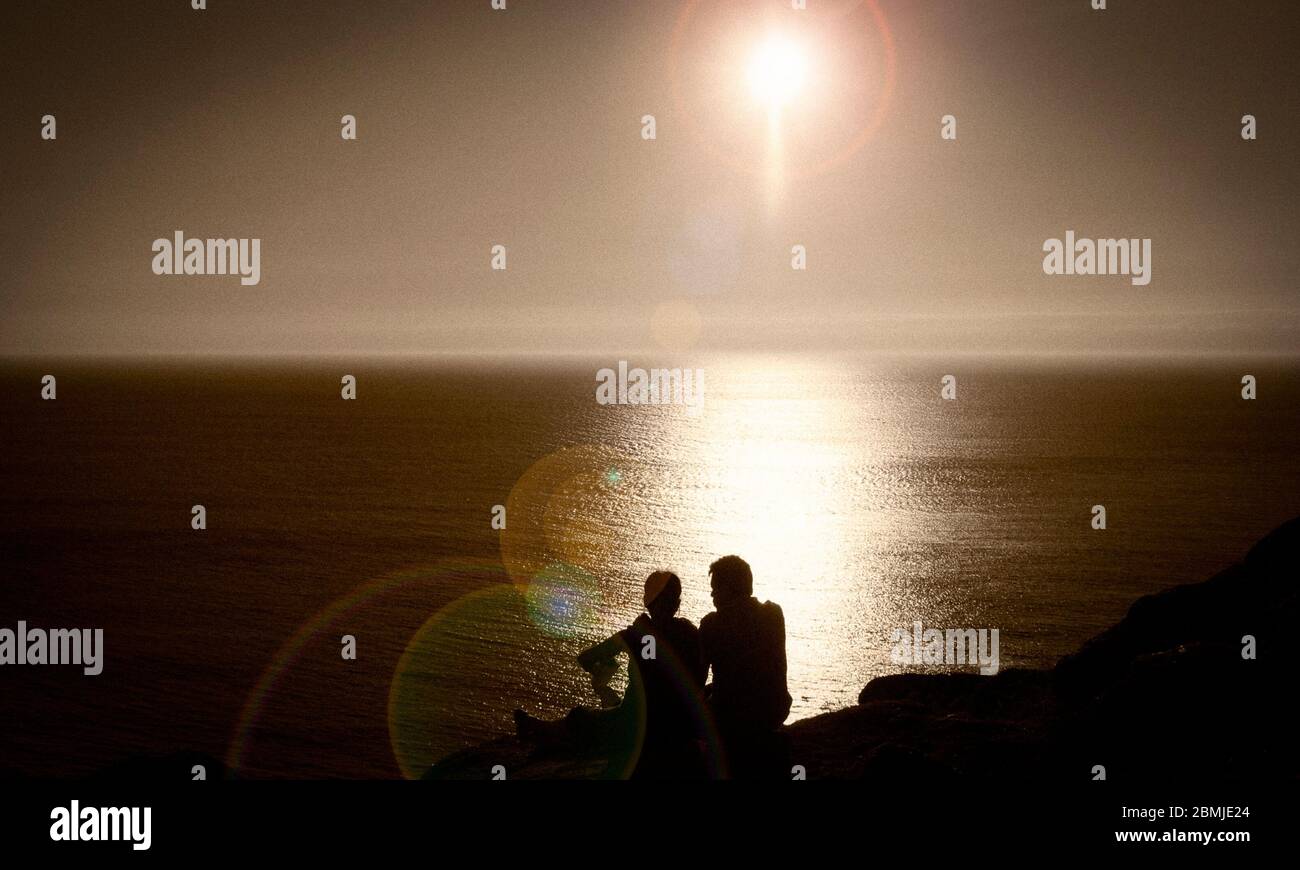 Peregrinos en el Cabo de Finisterre (fin del Camino de Santiago). La Coruña. Galicia. España Stock Photo