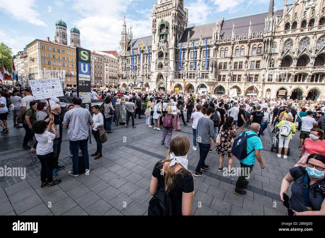 Munich, Bavaria, Germany. 9th May, 2020. Despite ongoing relaxing measures, a 'Querfront'' (cross-front) mixture of 3,000 conspiracy theorists, QAnon followers, right-extremists, AfD figures, neonazis, hooligans, and Widerstand2020 assembled for a third weekend in Munich's city center, primarily at Marienplatz, to demonstrate for restoration of the Grundgesetz amid the Coronavirus crisis. Such demos and daily mini-demos with an overwhelming 2015-2016 Pegida quality are being staged throughout Germany, with two attacks on journalists for ARD and ZDF having taken place. Internally, members Stock Photo