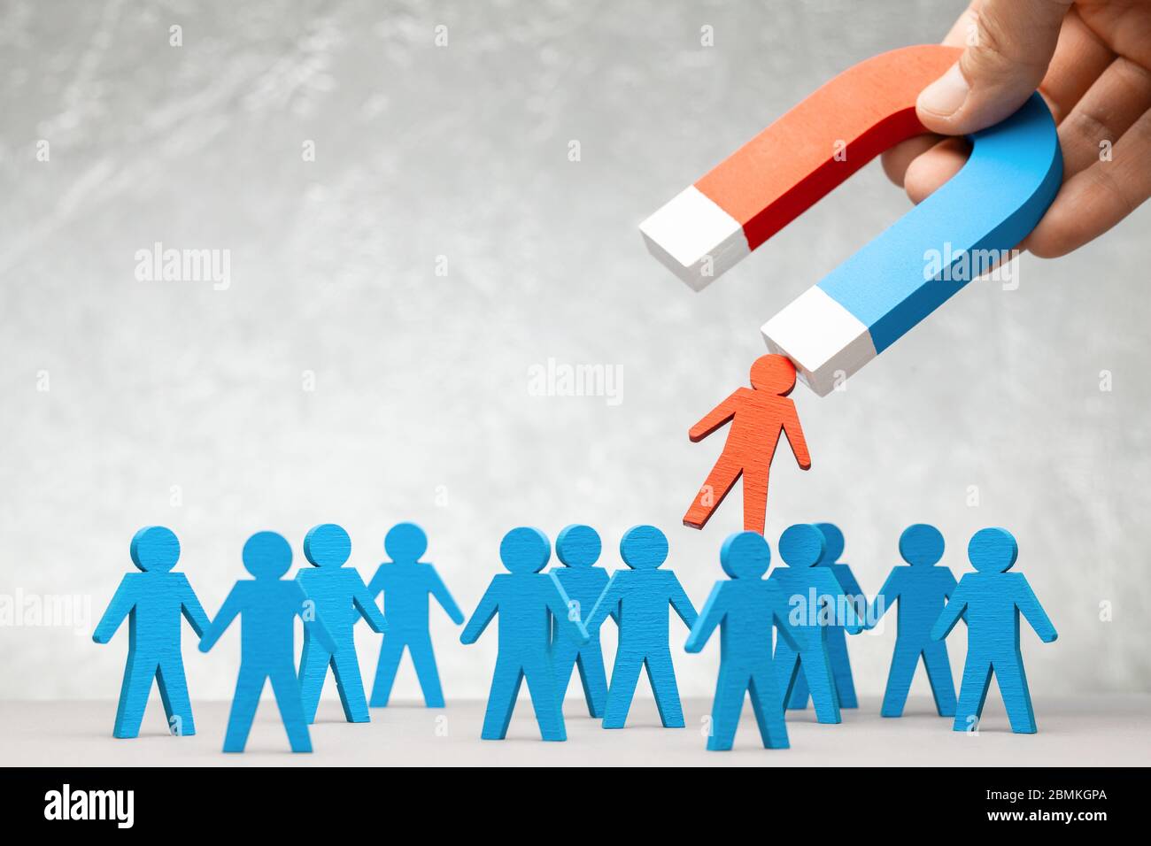 HR Magnet attracts staff leaders. Staff recruitment Stock Photo - Alamy