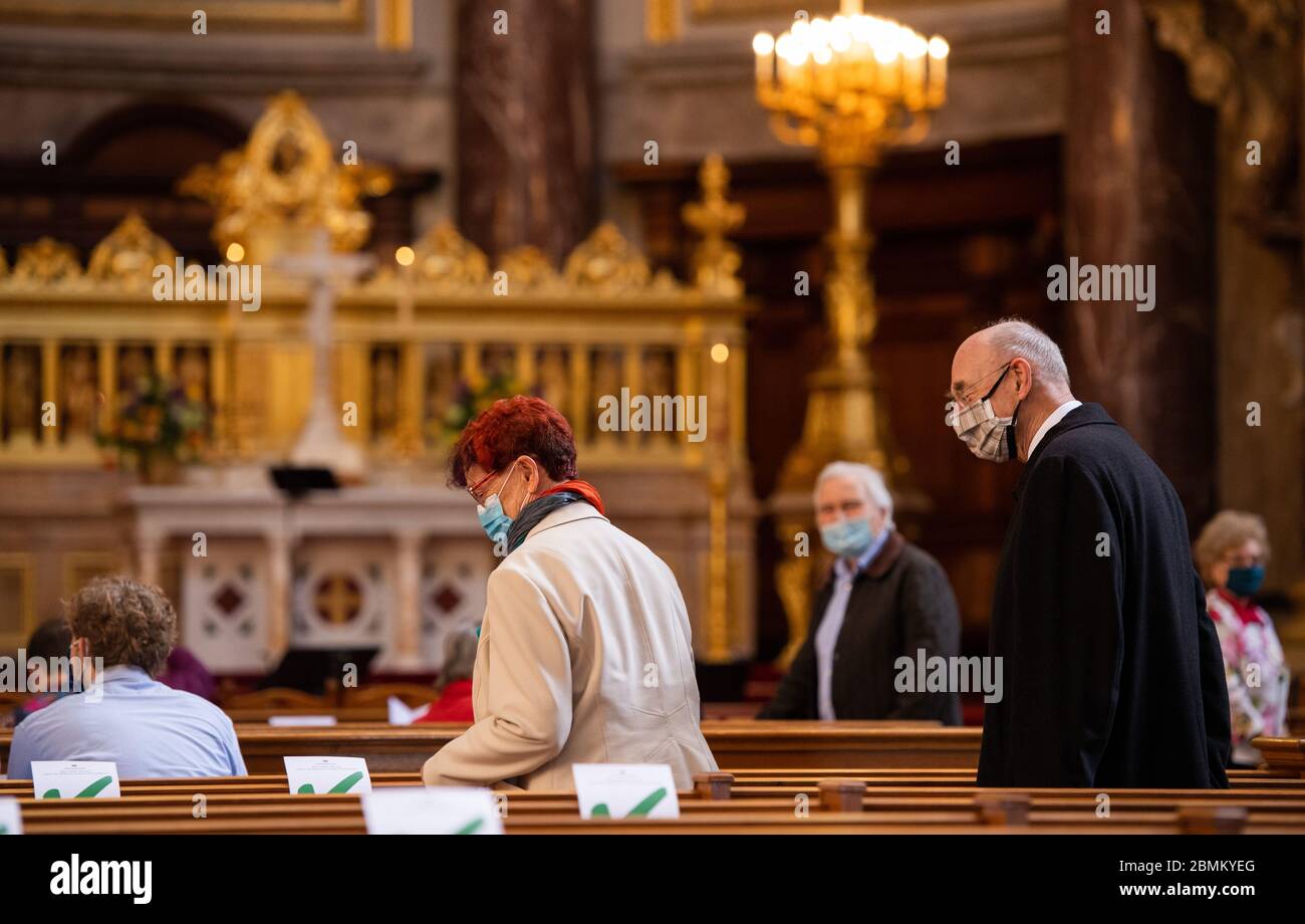 Berlin, Germany. 10th May, 2020. Parishioners wearing face masks come to a church service in the Berlin Cathedral, the first to be held after the measures to contain the corona virus. The service for a maximum of 50 believers is celebrated without communion and without singing. Credit: Christophe Gateau/dpa/Alamy Live News Stock Photo