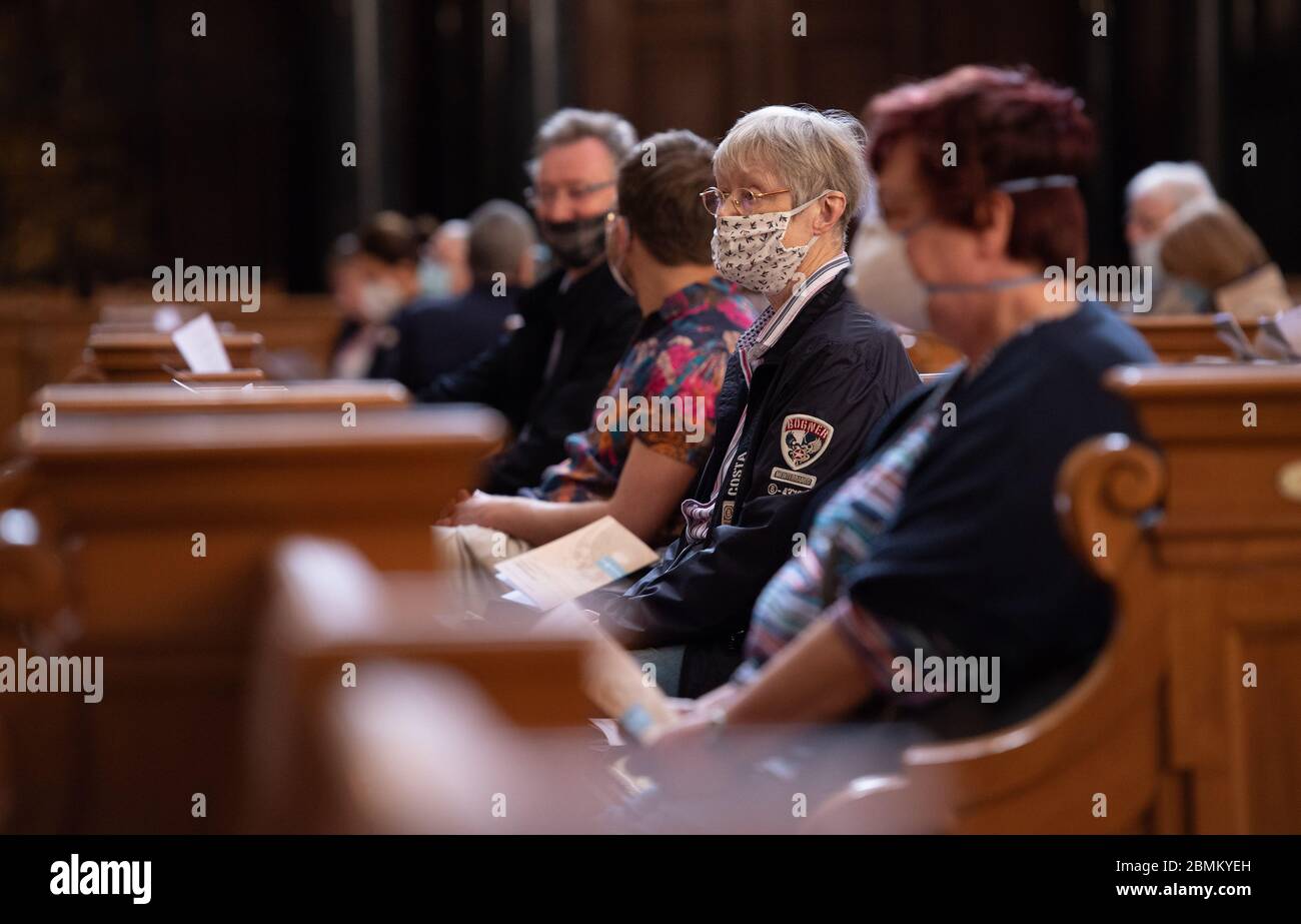 Berlin, Germany. 10th May, 2020. Parishioners wearing face masks take part in a church service in the Berlin Cathedral, the first to be held after the measures to contain the coronavirus. The service for a maximum of 50 believers is celebrated without communion and without singing. Credit: Christophe Gateau/dpa/Alamy Live News Stock Photo