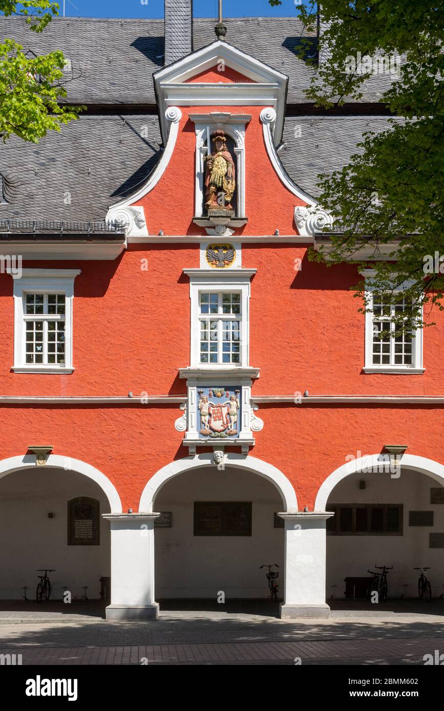Soest, Vorhalle des barocken Rathauses, im Giebel der Stadtpatron St. Patroklus; über dem mittleren Bogen das Soester Stadtwappen Stock Photo
