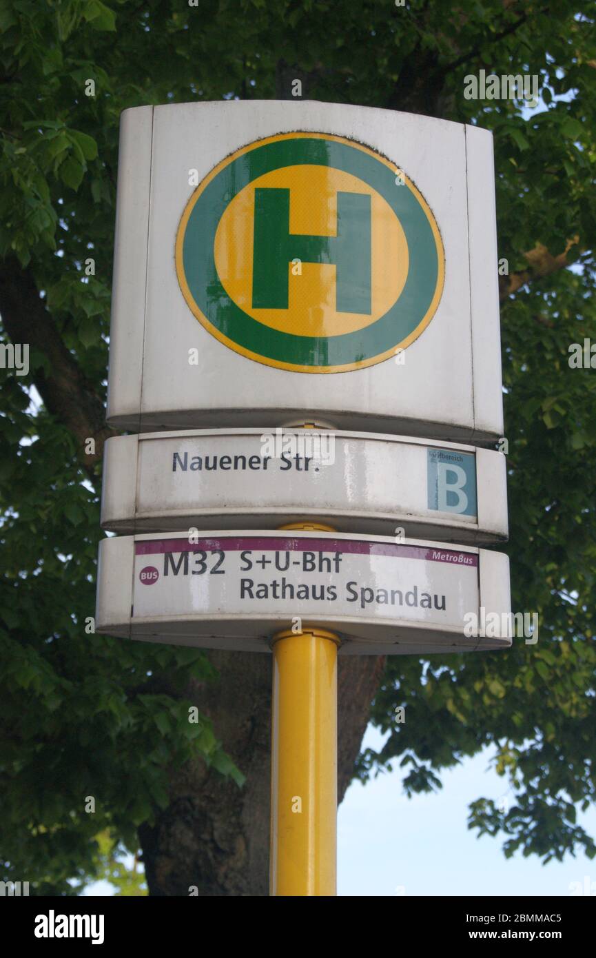 Die in Berlin-Spandau befindliche BVG-Bushaltestelle Nauener Straße Ecke Brunsbütteler Damm. Stock Photo