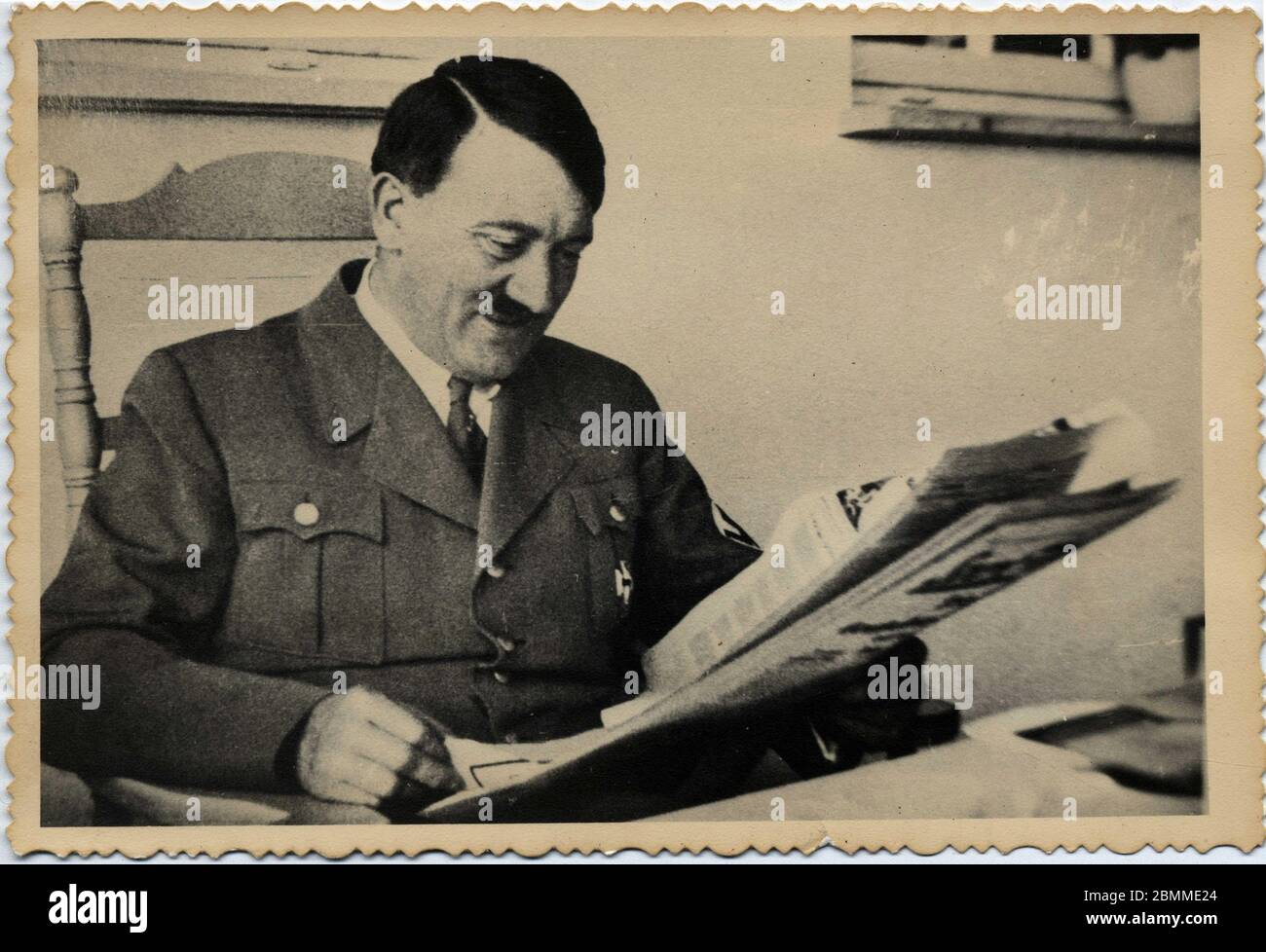 Portrait d'Adolf Hitler (1889-1945), chancelier allemand et leader et  fondateur du parti National Socialiste (Nazi). Carte postale vers 1933  Stock Photo - Alamy