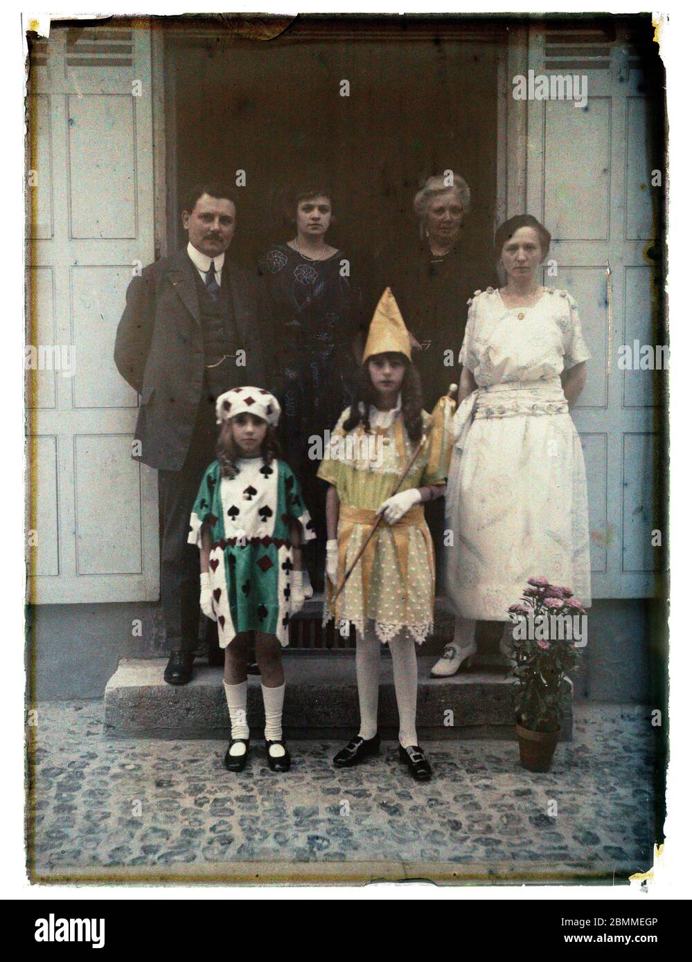 Portrait de famille de la bourgeoisie parisienne, posant sur le perron de sa residence secondaire, a l'occasion d'une fete de famille - Les fillettes Stock Photo
