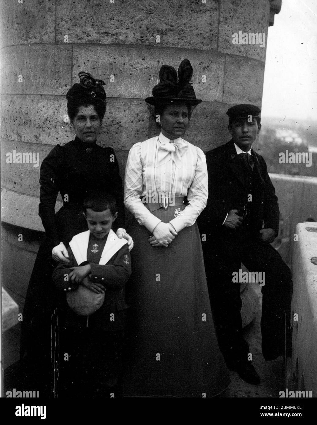 La promenade au phare, deux femmes de la bourgeoisie de Royan (Charente-Maritime), vetues a la mode Belle epoque, avec des chapeaux a voilette, et un Stock Photo