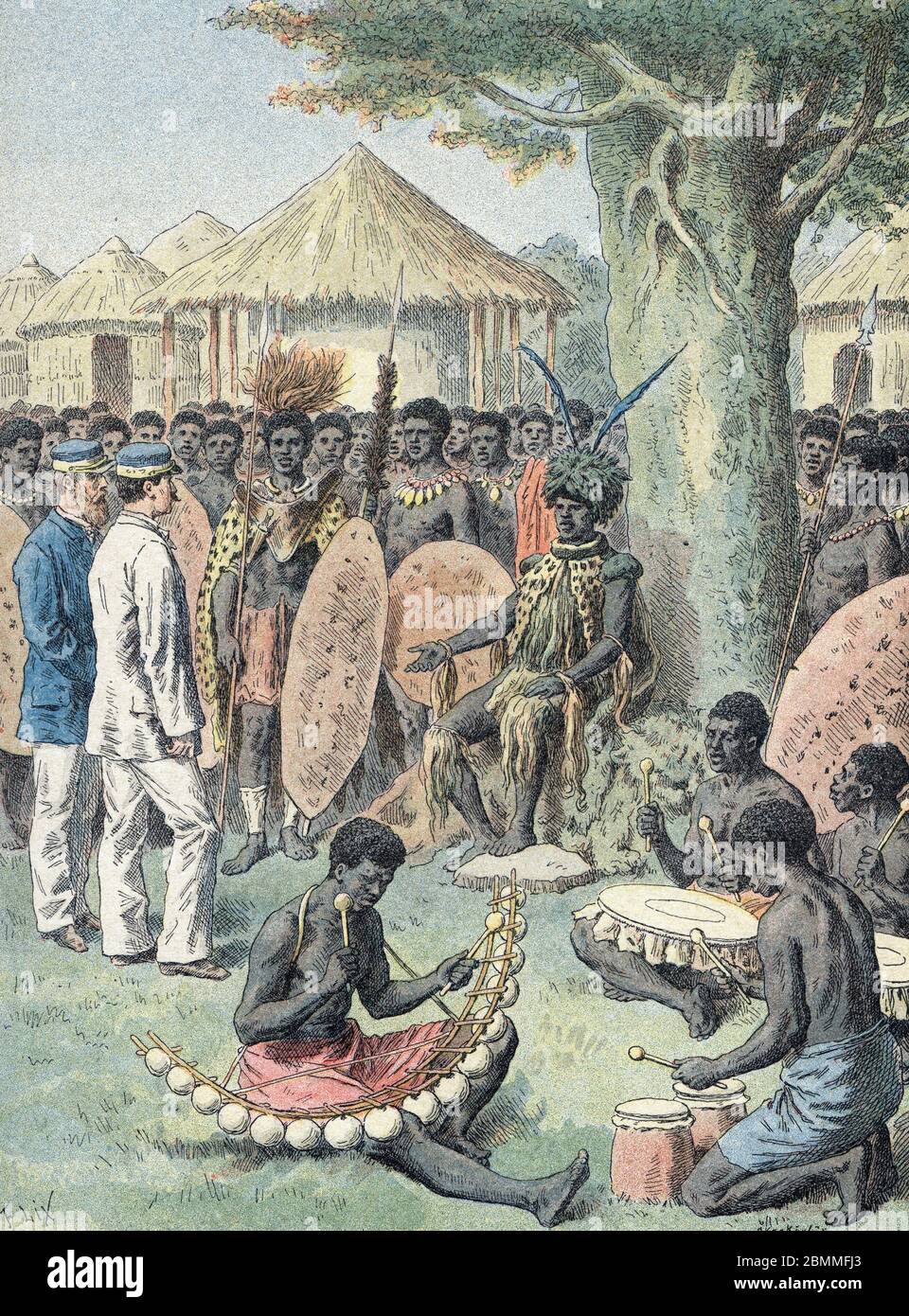 'Deux officiers francais recus dans un village d'Afrique noir, rencontre le chef de la tribu (roitelet), des musiciens jouent des instruments traditio Stock Photo