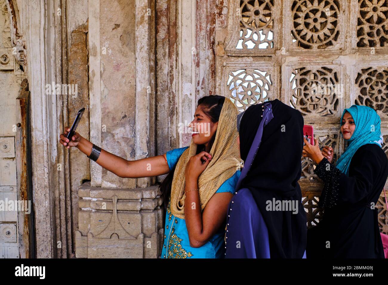 India, Gujarat, Ahmedabad, Unesco World Heritage city, Sarkhej Roza tomb, selfie time for this young girls Stock Photo