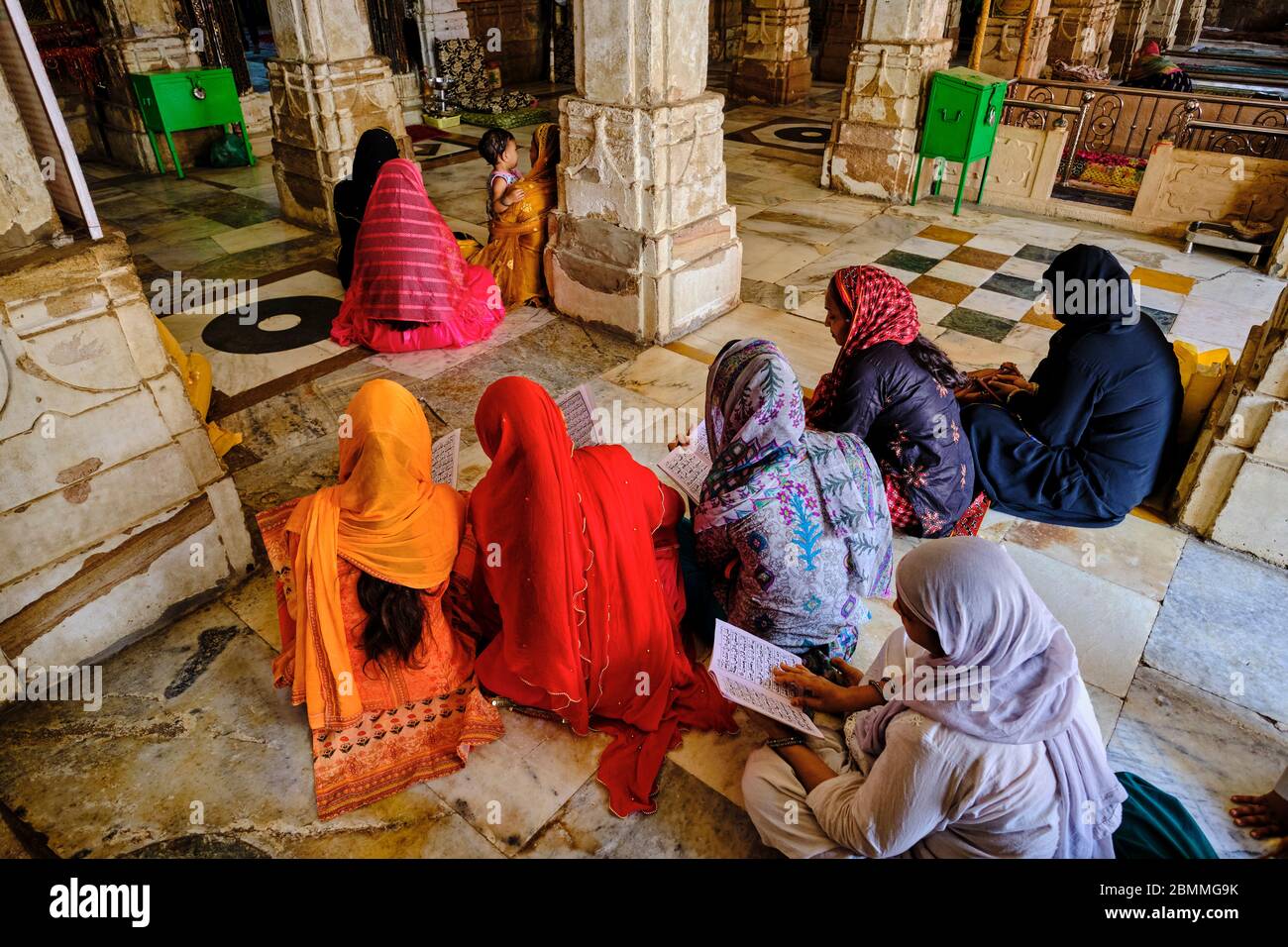 India, Gujarat, Ahmedabad, Unesco World Heritage city, Sarkhej Roza tomb, praying Stock Photo