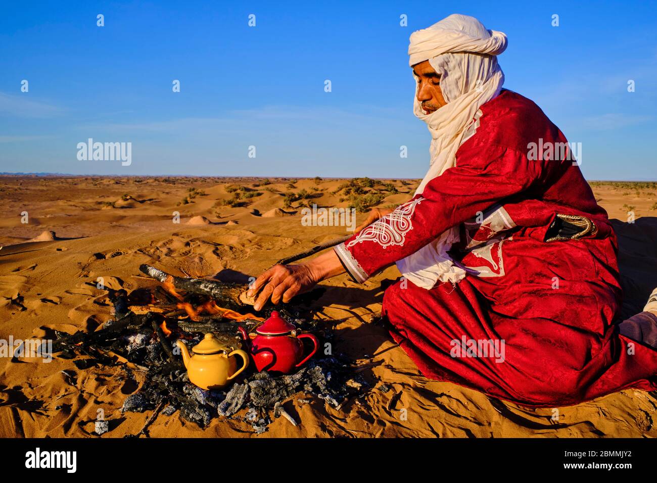 Morocco, Tafilalet region, Merzouga desert, erg Chebbi dunes, making tea in the desert Stock Photo
