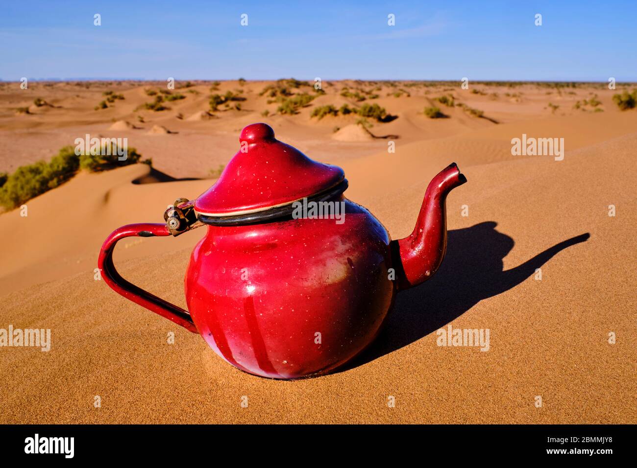 Morocco, Tafilalet region, Merzouga desert, erg Chebbi dunes, making tea in the desert Stock Photo