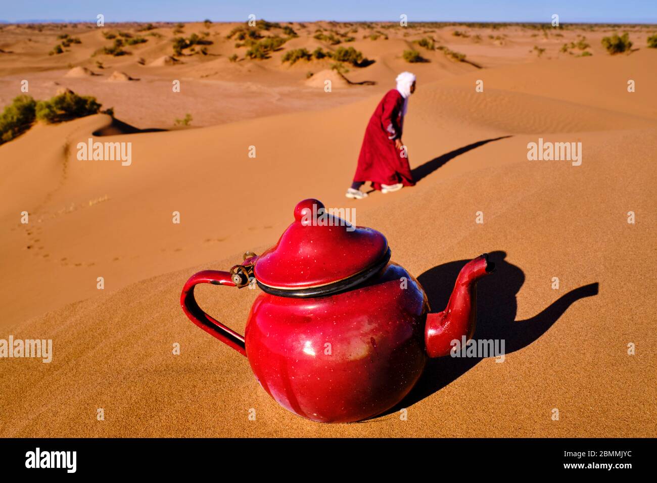 Morocco, Tafilalet region, Merzouga desert, erg Chebbi dunes, making tea in the desert Stock Photo