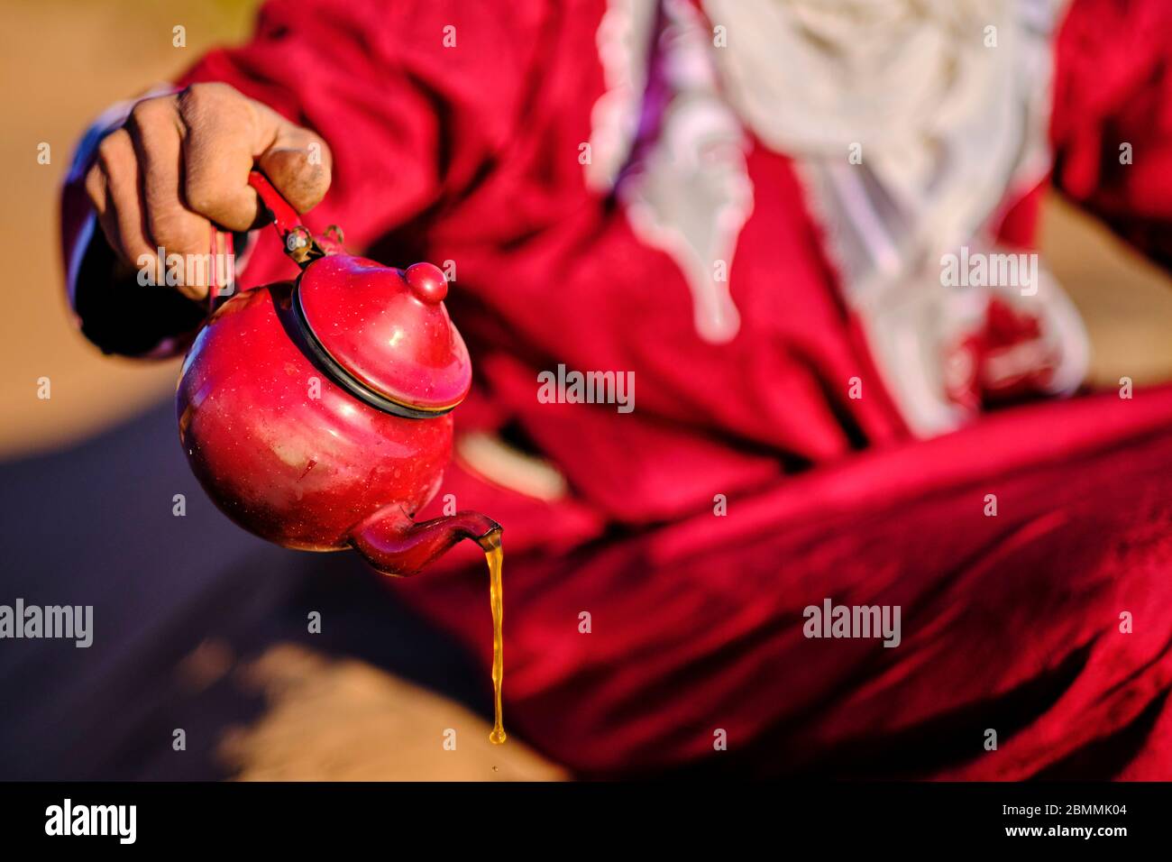 Morocco, Tafilalet region, Merzouga desert, erg Chebbi dunes, making tea in the desert Stock Photo