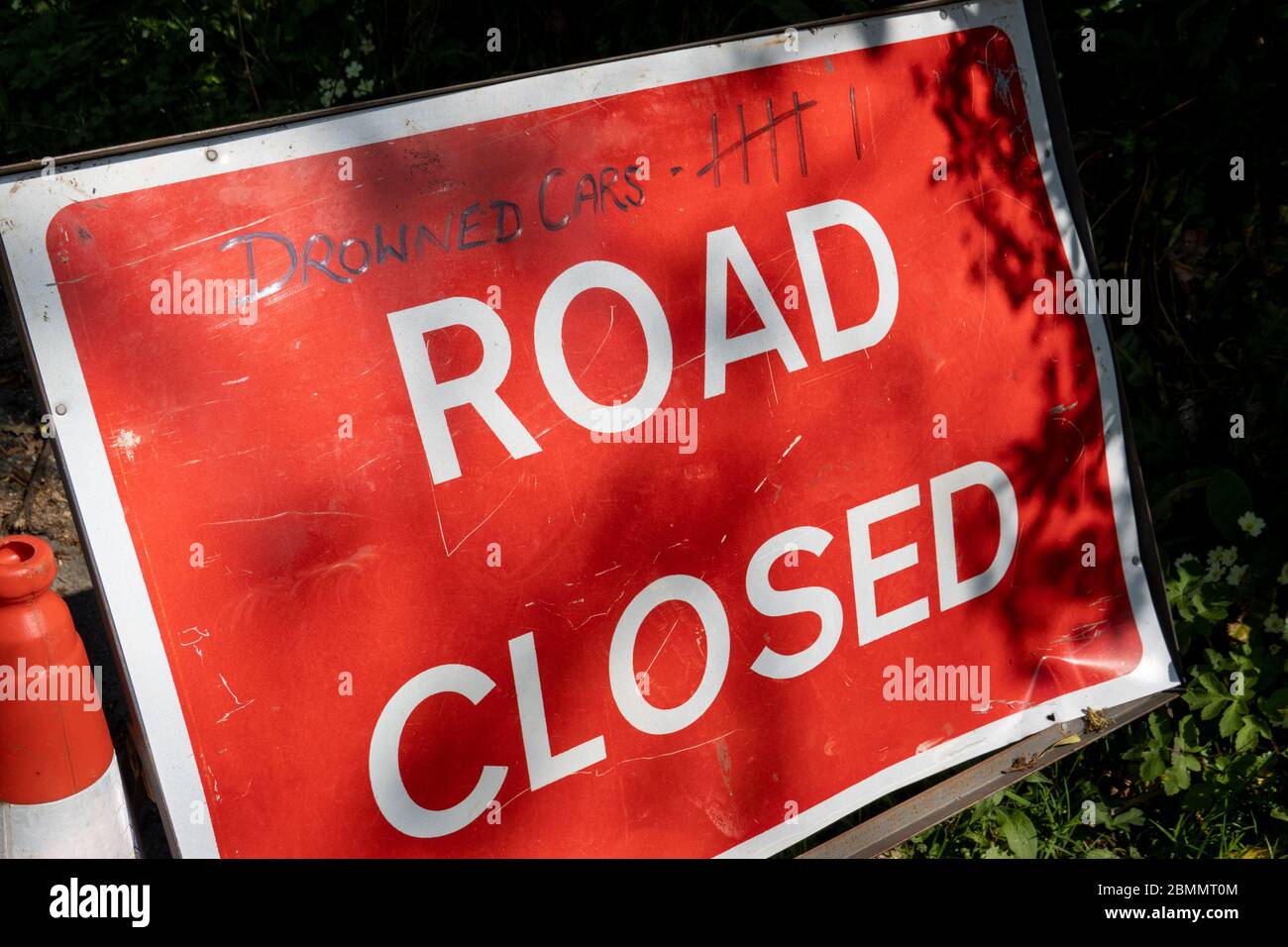 Road Closed sign on rural Devon Road Stock Photo Alamy