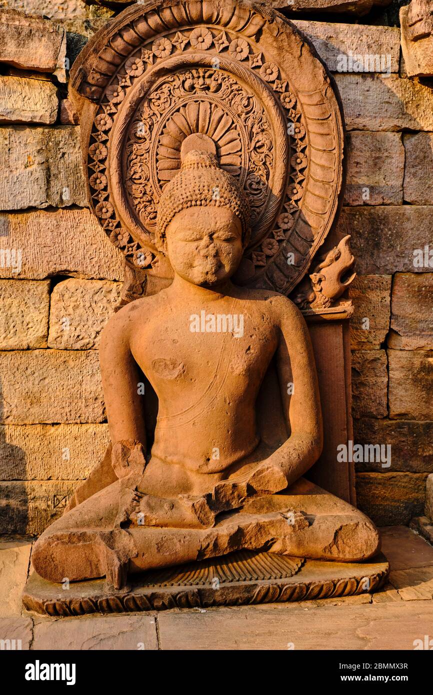 Inde, état du Madhya Pradesh, Sanchi, monuments bouddhiques classés Patrimoine mondial de l'UNESCO, le grand stupa, statue de Bouddha // India, Madhya Stock Photo
