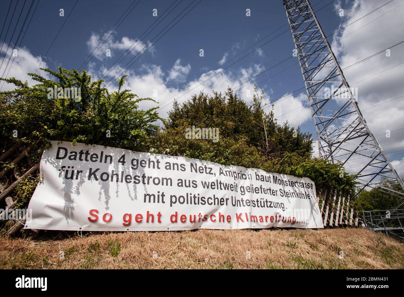 the network operator Amprion is building a 380 kilovolt power line with pylons up to 90 meters high in Herdecke, protest poster of the residents, Nort Stock Photo