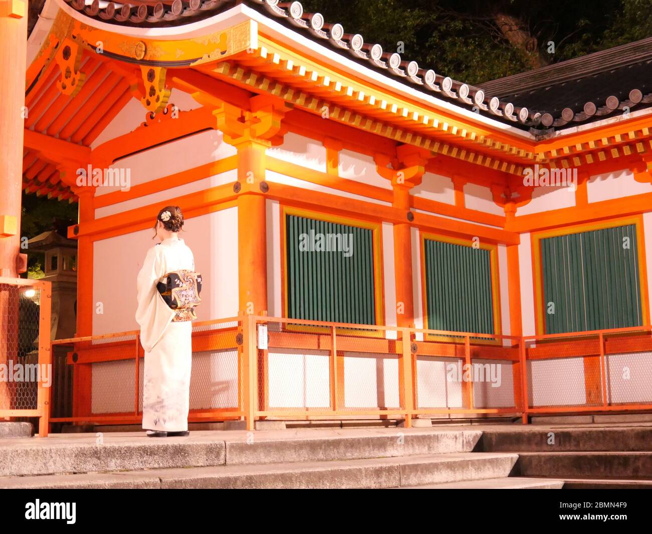 KYOTO, JAPAN - NOVEMBER 06, 2019: A young female visitor in kimono at the gate of Yasaka Shrine or Gion Shrine in Kyoto at night Stock Photo