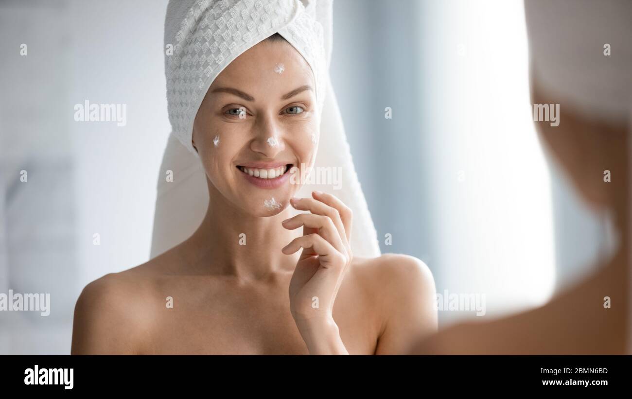 Apply moisturiser hires stock photography and images Alamy