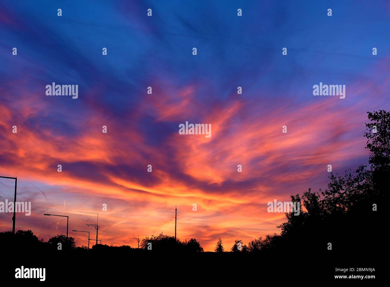 Abendhimmel - Abendrot - Himmel über der Staustufe Dettelbach in Unterfranken im Sommer zur blauen Stunde Stock Photo