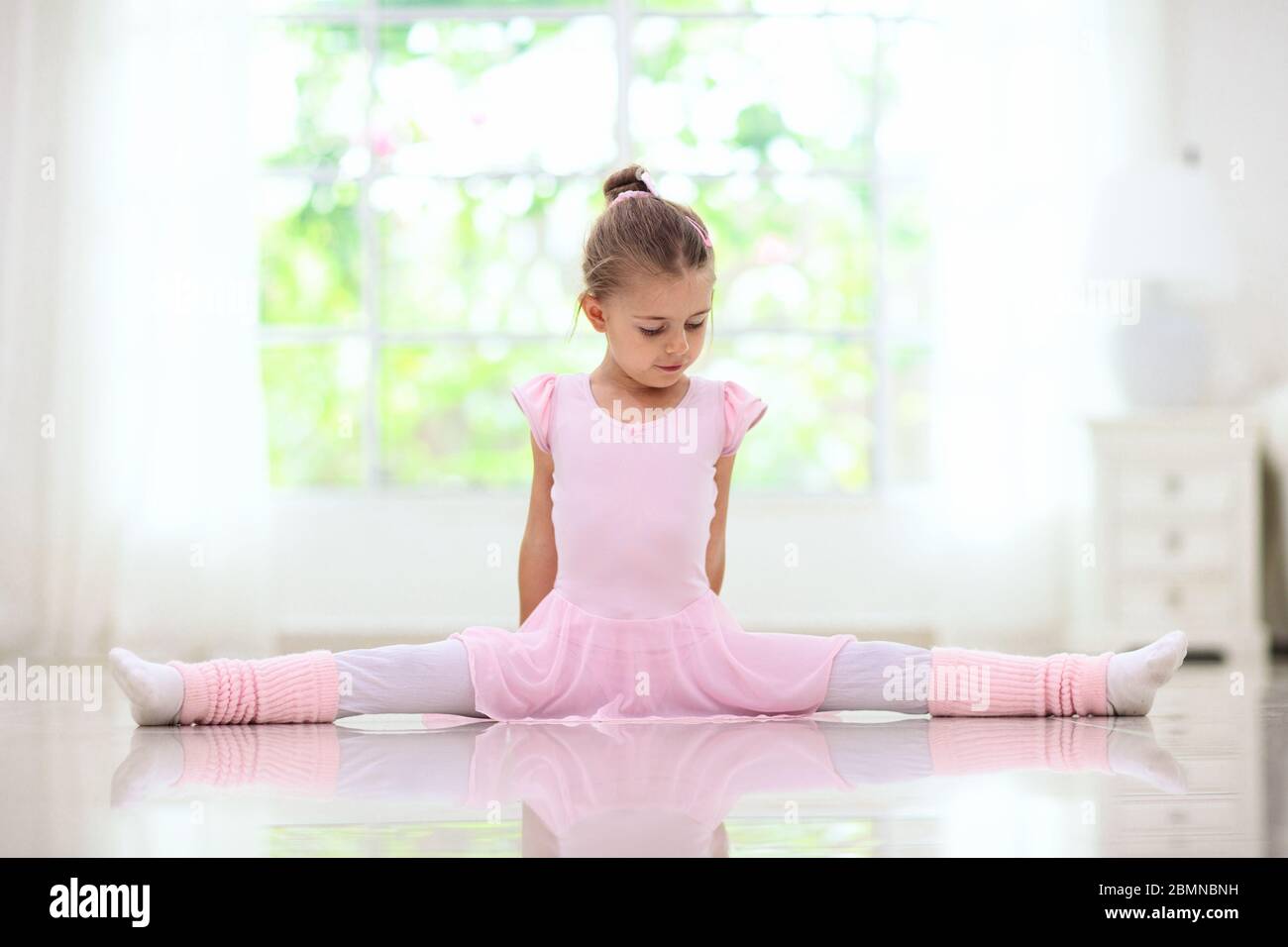 jeg er syg Ledsager Så hurtigt som en flash Ballet home training. Remote learning. Little ballerina in dance class.  Cute girl in tutu and leotard learning to dance. Classic choreography for  kids Stock Photo - Alamy