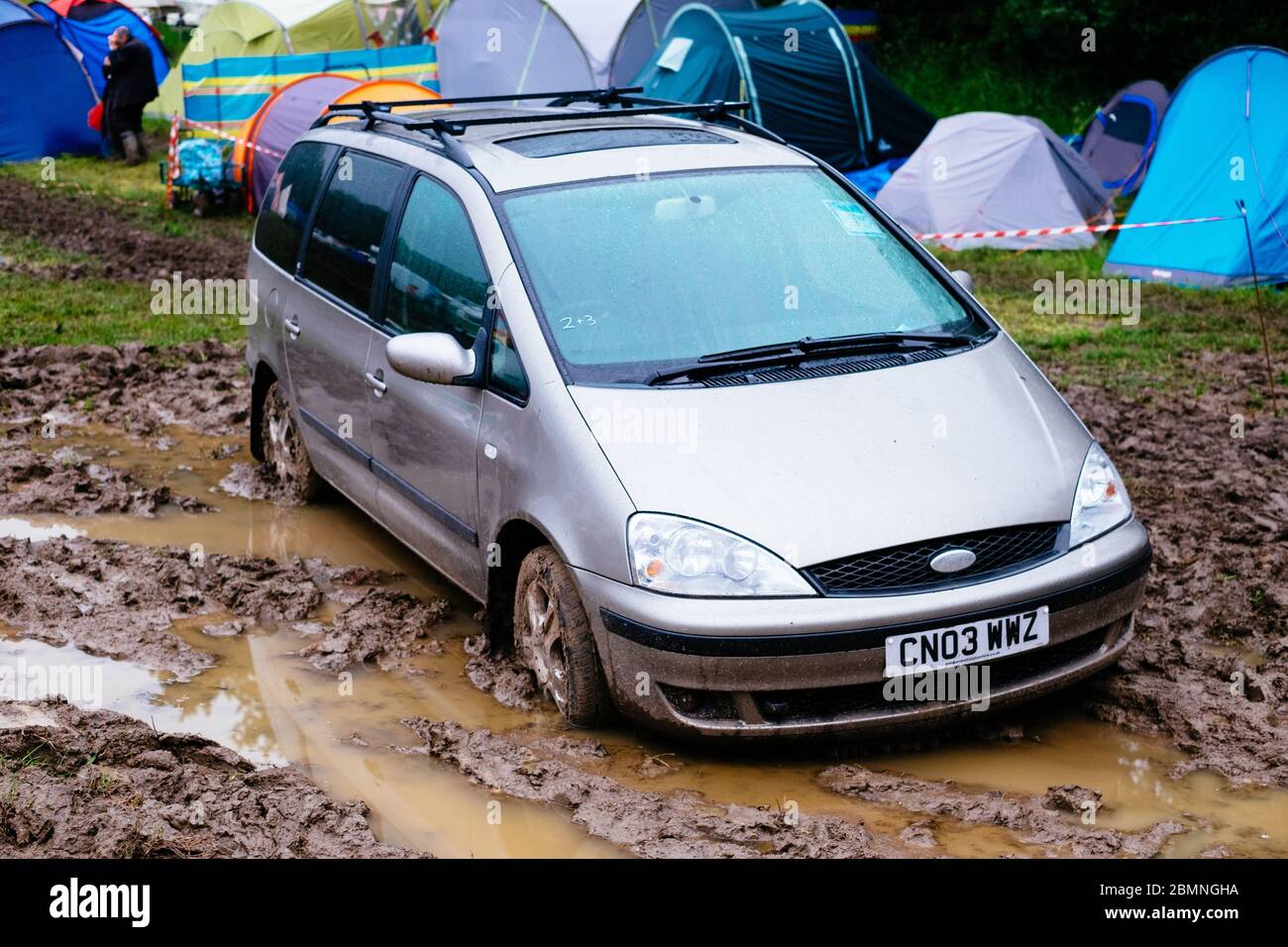 A stuck car in the mud   Glastonbury Festival 2016 – Picture date Sunday 26 June, 2016 (Pilton, Somerset)    Photo copyright, contact for licensing. F Stock Photo