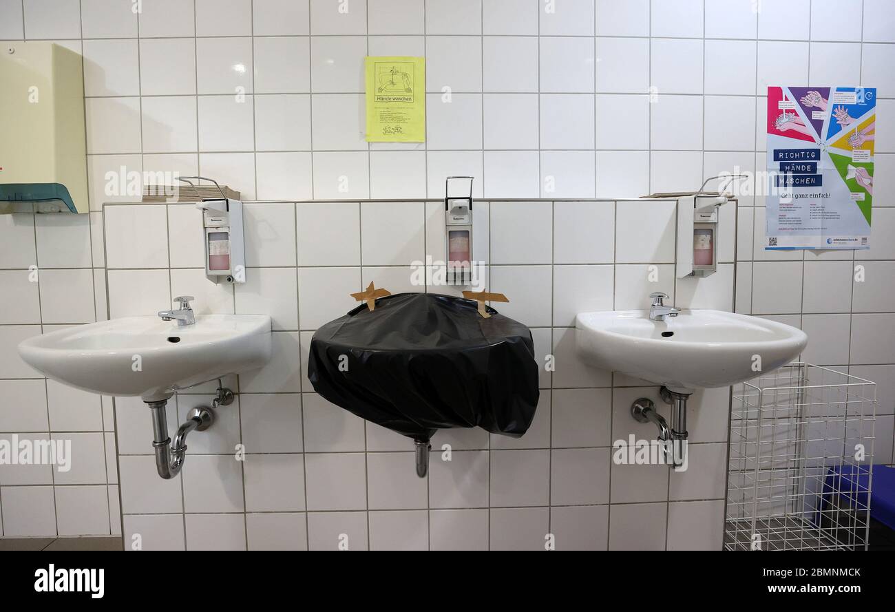 Toilet elementary school in nrw hires stock photography and images Alamy