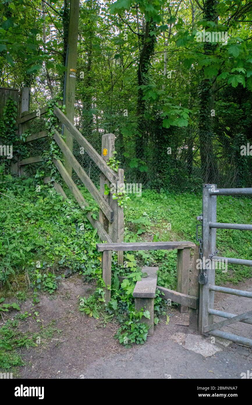 Kent track pathway footpath hi-res stock photography and images - Alamy