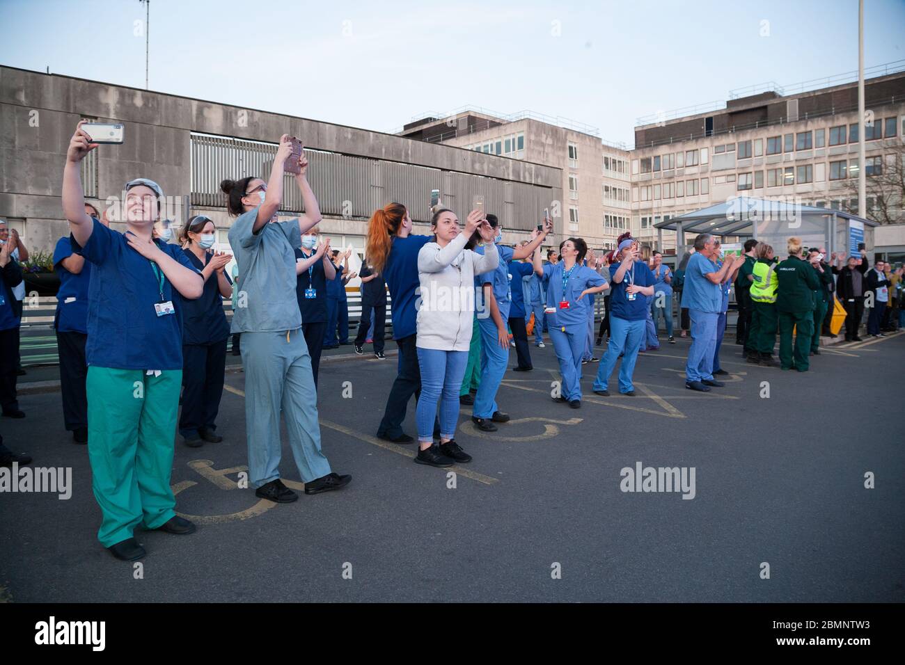 Staff from Huddersfield Royal Infirmary gather to receive applause from members of West Yorkshire Police and West Yorkshire Fire and Rescue Service. Stock Photo