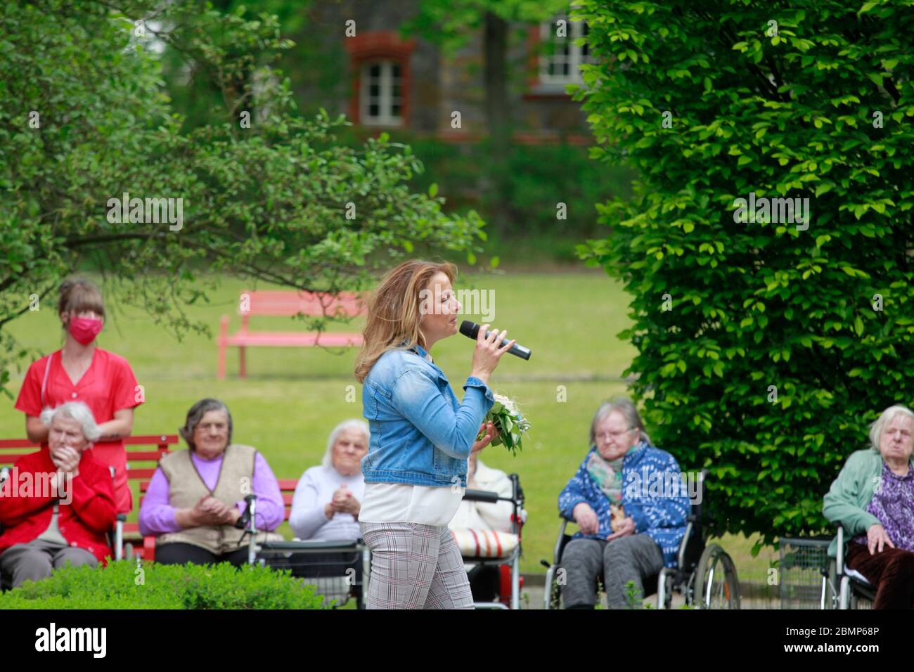 Nicci Schubert bei einem Konzert zum Muttertag im AWO Pflegeheim. Görlitz, 10.05.2020 Stock Photo