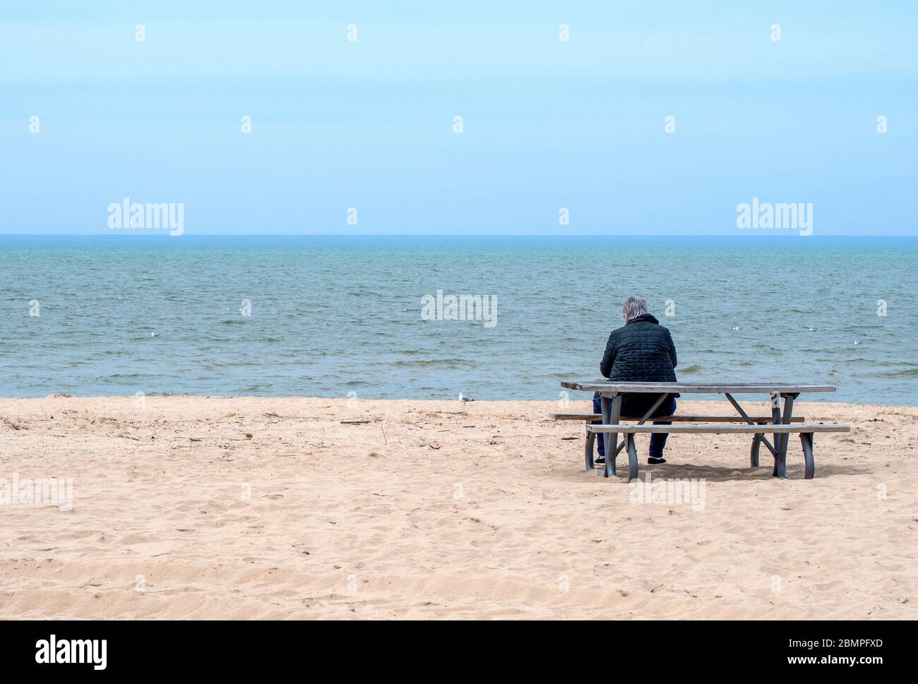 Elderly woman alone lonely hi-res stock photography and images - Alamy