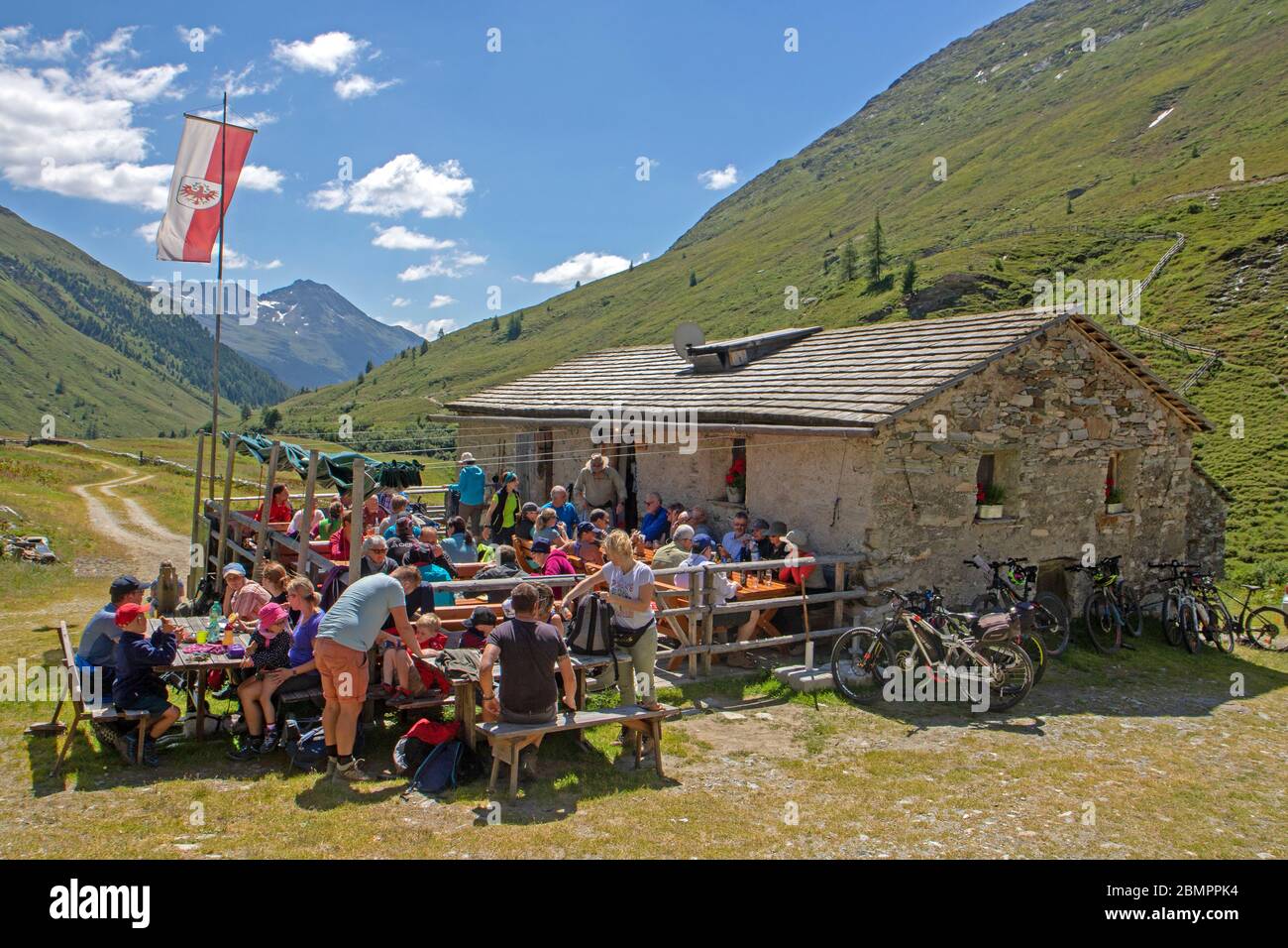 Hikers lunching at the village of Jaghausalm in the Oberhauser Valley Stock Photo
