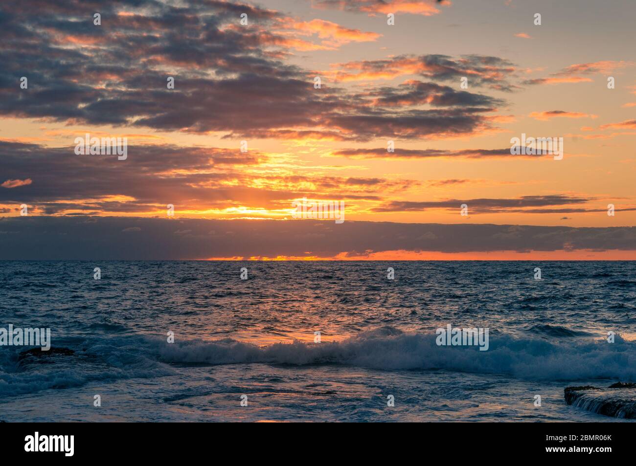 Beautiful ocean sunrise seascape with colorful sky and sea waves Stock ...