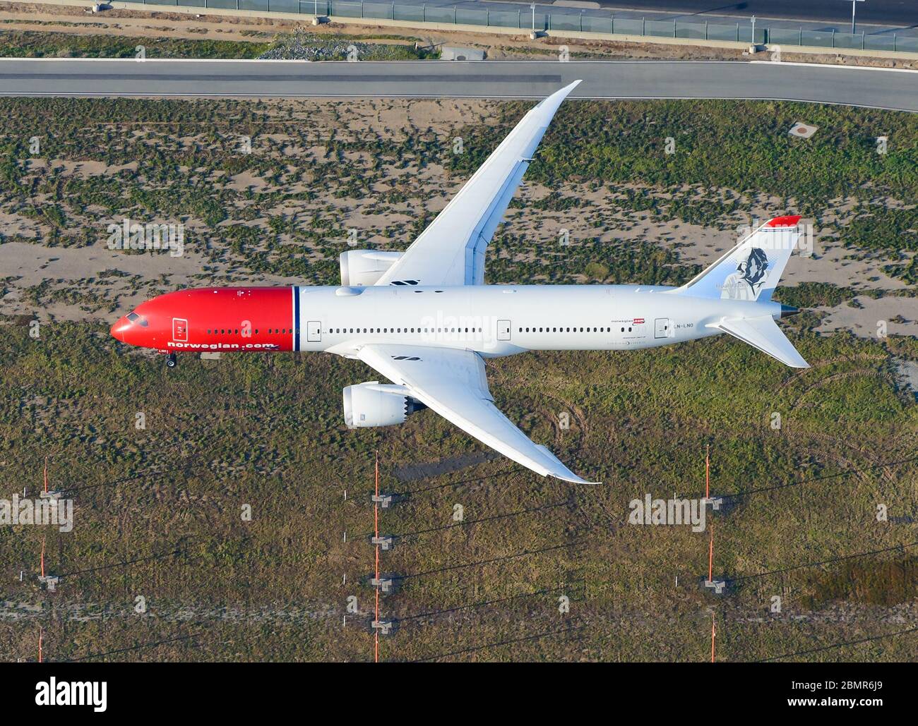 Norwegian Air Boeing 787 Dreamliner on final approach Los Angeles International Airport, USA. Aerial view of 787-9 aircraft registered as LN-LNO. Stock Photo