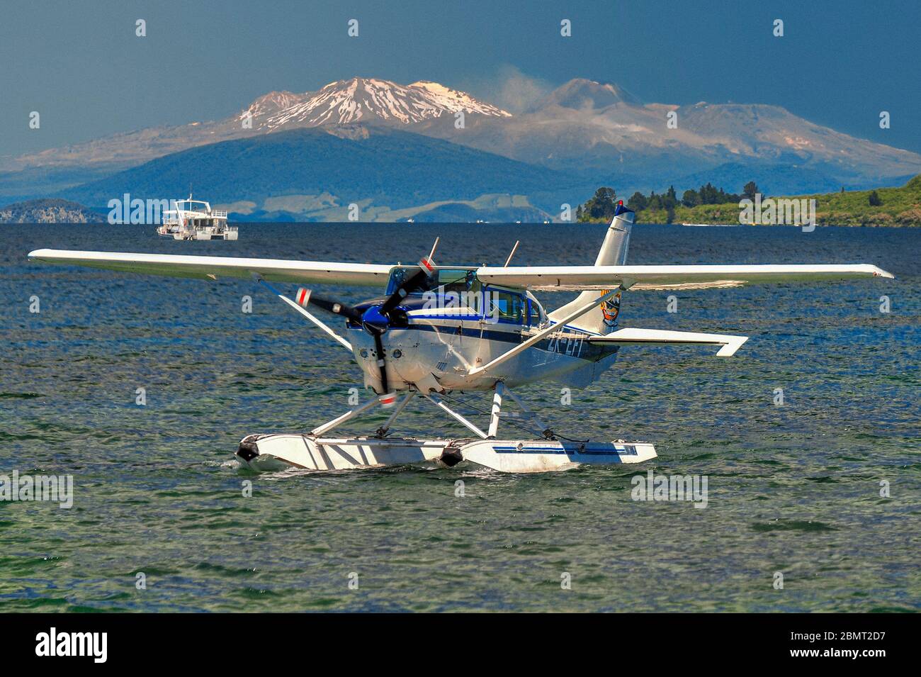 Cessna float plane approaching its mooring on Lake Taupo, in the north