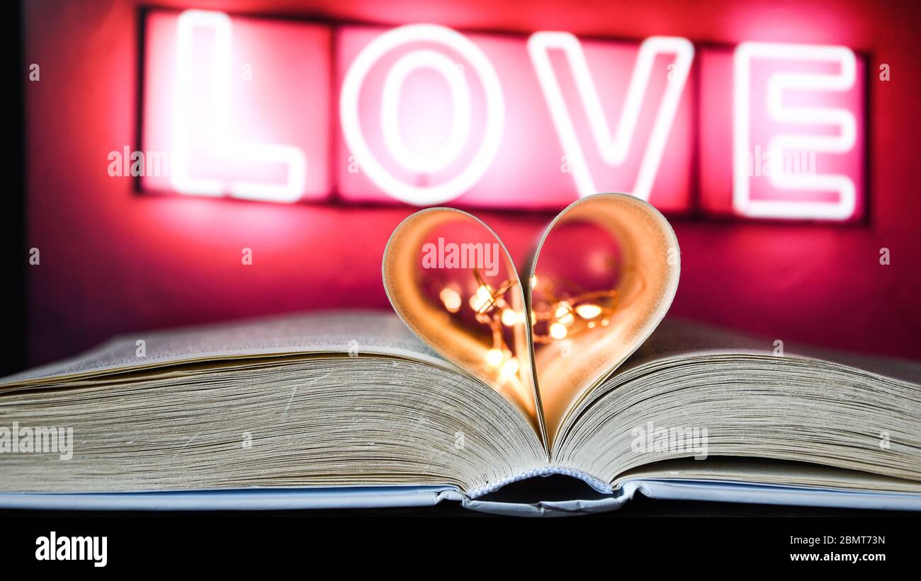 Read love stories. Книга на тему любовь. Фон для выставки любовных книг. Фон читаем книги о любви. Любовь к чтению.