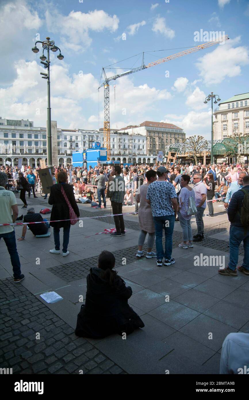 Hamburg, Deutschland. 09th May, 2020. Demonstrators at the demo versus the limitation of fundamental rights because of the Covid-19 pandemic in front of Hamburg City Hall. Hamburg, May 9th, 2020 | usage worldwide Credit: dpa/Alamy Live News Stock Photo