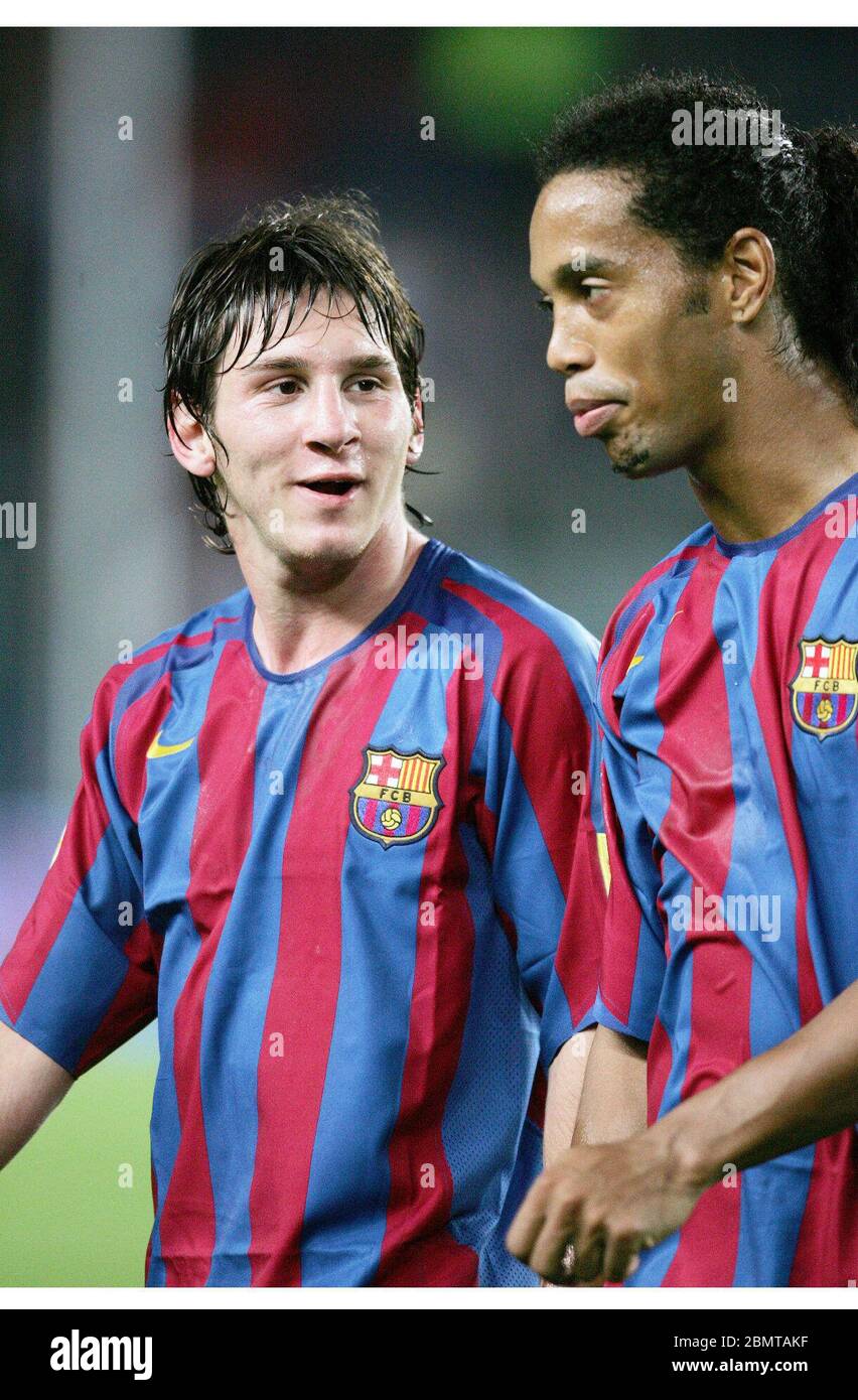 Hãy ngắm nhìn Lionel Messi và Ronaldinho trong trang phục của Barca qua những bức ảnh ấn tượng nhất. Trận đấu sôi động, những cú sút phạt hay những đường chuyền tuyệt vời đều được tái hiện chân thực nhất.