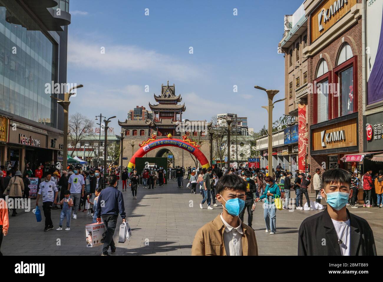 April 25, 2020, Yinchuan, China: Shoppers wearing face masks as a preventive measure against the spread of coronavirus walk at the shopping district of Yinchuan..Economy and life outdoor are slowly returning to normal in Yinchuan as the covid-19 pandemic weakens in China, (Credit Image: © Thibaud Mougin/SOPA Images via ZUMA Wire) Stock Photo
