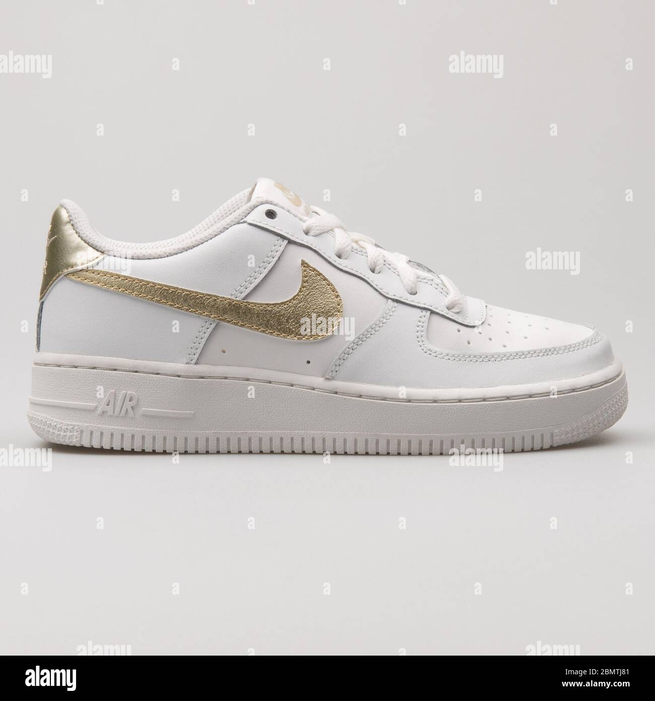 Nike air force 1 white hi-res stock photography and images - Alamy