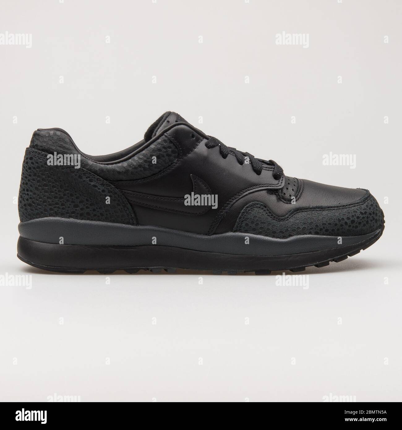 Nike safari qs black sale